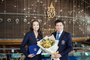 <p style="text-align: center; font-family: 'K2D', sans-serif; font-size: 0.9em; letter-spacing:1.5px;">ขอแสดงความยินดีกับ รศ. ดร.อลิสา สจ๊วต  ในโอกาสเข้ารับรางวัลบุคลากรดีเด่น</p>