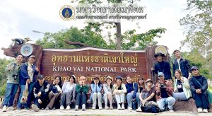 <p style="text-align: center; font-family: 'K2D', sans-serif; font-size: 0.8em; letter-spacing:1.5px;">นักศึกษาชั้นปีที่ 2 ภาควิชาพฤกษศาสตร์ ศึกษาทัศนียภาพและความหลากหลายทางพฤกษศาสตร์ ณ อุทยานแห่งชาติเขาใหญ่</p>